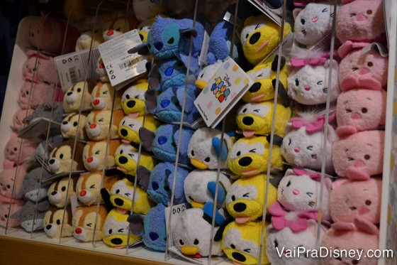 Foto de alguns tsum tsums da Disney em uma prateleira. As mini pelúcias são uma ótima lembrança para colecionar 