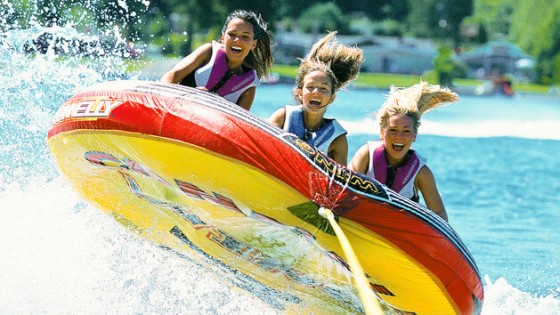 Foto da atividade aquática chamada de Tubing, em uma espécie de barco inflável com 3 pessoas. Foto: divulgação Disney