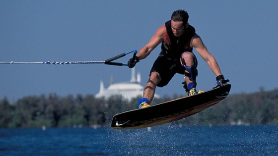 Foto de um visitante realizando a atividade aquática Wake Board. 