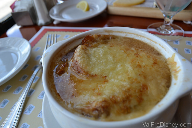 Foto do prato com outra opção de entrada do Chefs de France, a sopa de cebola gratinada com gruyère. 