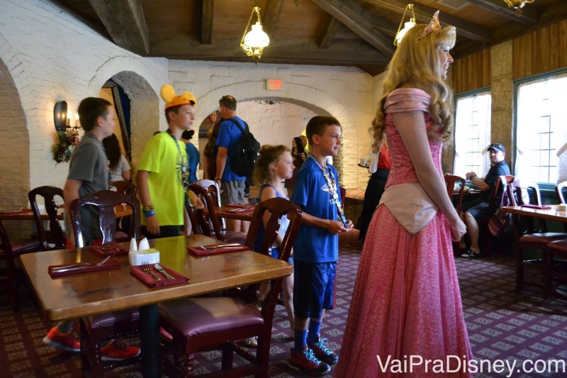 Foto das princesas liderando um "desfile" com as crianças no Akershus 