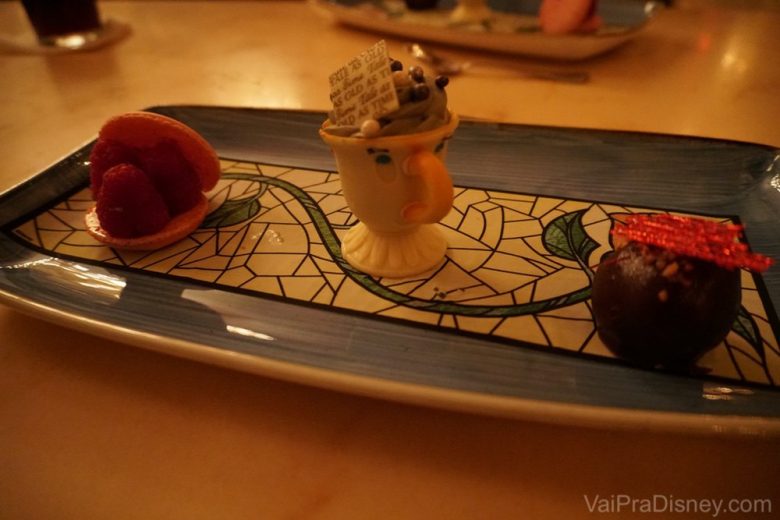 Se existe uma sobremesa mais bonita na Disney, ainda não conheci!Foto das sobremesas no Be our Guest - uma delas é em formato do personagem Chip 