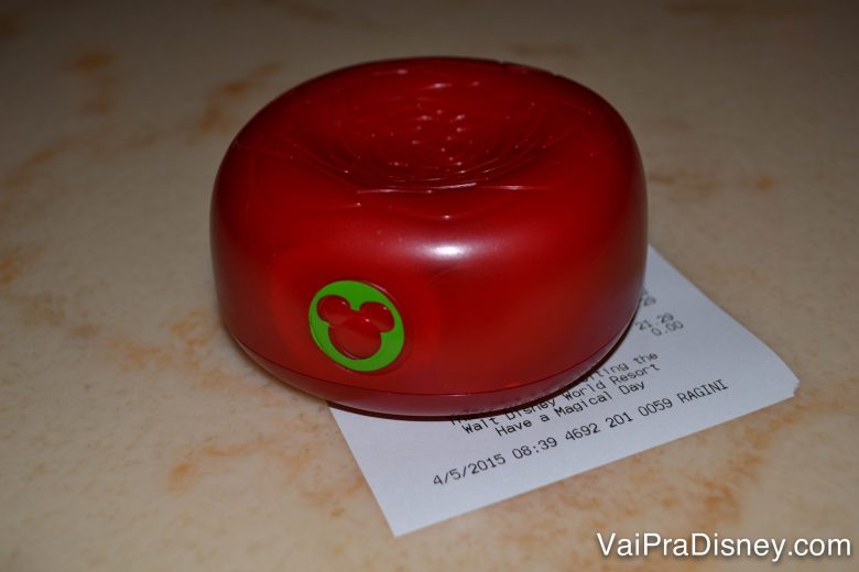 O famoso pager de rosa. Agora eles tem também na cor amarela. Foto do pager usado para chamar os visitantes no restaurante Be our Guest, vermelho e com a rosa do filme A Bela e a Fera em cima. 