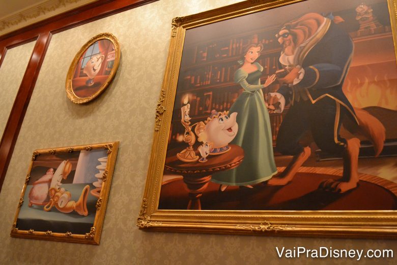 Alguns dos muitos quadros da galeria das rosas, uma das salas do castelo. Foto de um quadro com a Bela e a Fera e outros quadros dos personagens do filme. 