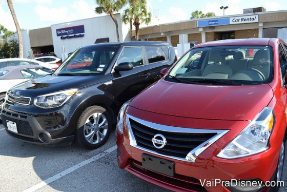 Os carros em Orlando normalmente são automáticos. Foto dos carros no estacionamento da locadora, um vermelho e outro preto 