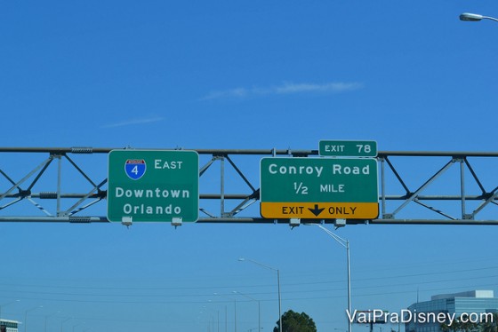 Como a I-4 é meio diagonal, sempre que você vai pra East, está indo um pouco mais pra cima (norte). Foto das placas na I-4 em Orlando, dizendo "East - Downtown Orlando" e "Conroy Road - 1/2 mile"