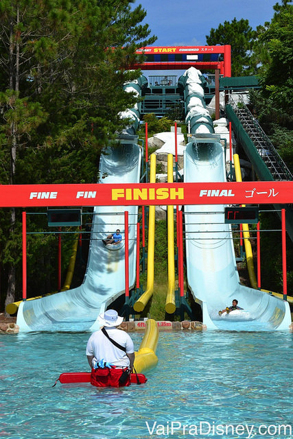 Competição de quem chega primeiro depois de despencar no toboágua no Blizzard Beach