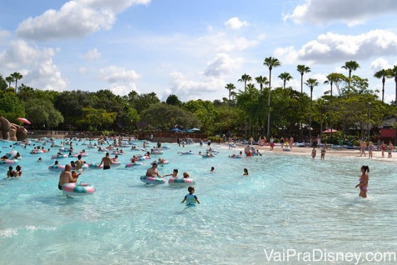 Foto dos visitantes em boias na praia do Typhoon Lagoon, um dos parques aquáticos da Disney. É uma opção interessante para quem gosta de atividades aquáticas no verão 