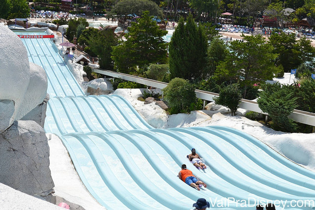 Outra atração de competição é o Toboggan Racers em que você usa tapetes para deslizar até a piscina