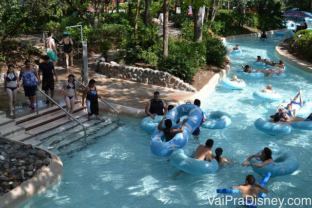 Boias flutuando livremente na piscina de correnteza do Blizzard Beach