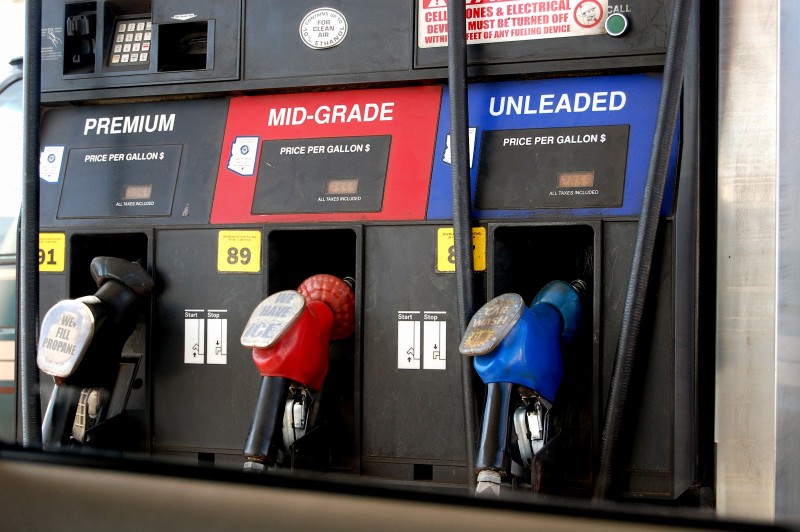 Sempre penso: o carro é de uma locadora. Pra que colocar aditivada né? Vai na unleaded. Foto das bombas de gasolina no posto em Orlando, com os diferentes tipos de combustível (premium, mid-grade e unleaded) 