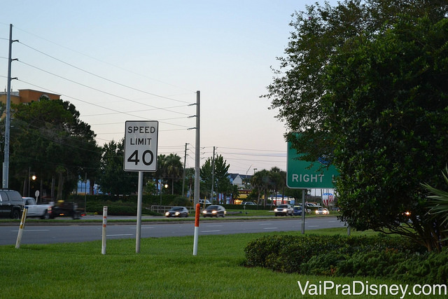 Velocidade de 40 MPH para dirigir em Orlando. Foto de uma placa de limite de velocidade, indicando "Speed limit 40" 