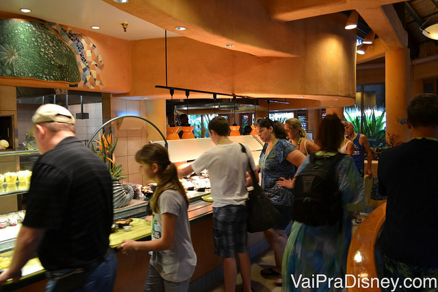 Restaurante central do Discovery Cove no estilo buffet: comida a vontade