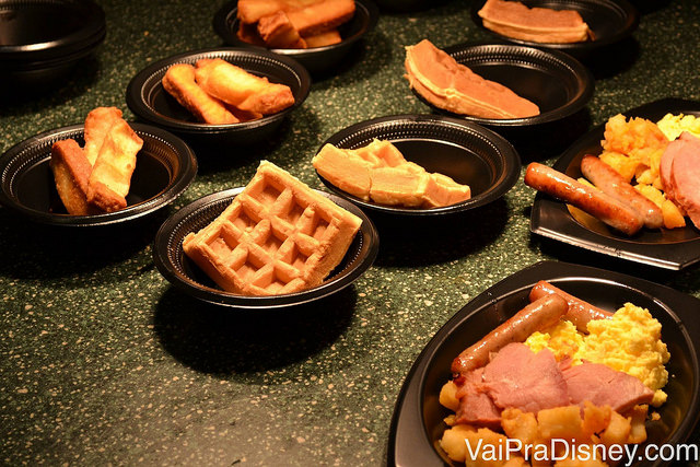 Café da manhã tradicional americano: waffles e ovos mexidos