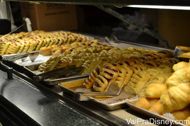 Croissants e outros tipos de pães são servidos a vontade no café da manhã do Discovery Cove