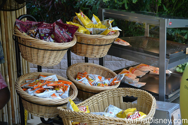 Snacks são servidos a vontade em barracas espalhadas pelo Discovery Cove