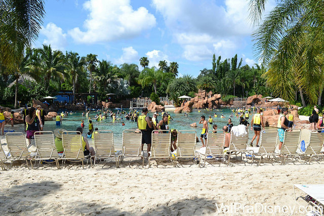 No Discovery Cove, enquanto alguns tomam sol, outros mergulham junto com os peixes e raias no Grand Reef