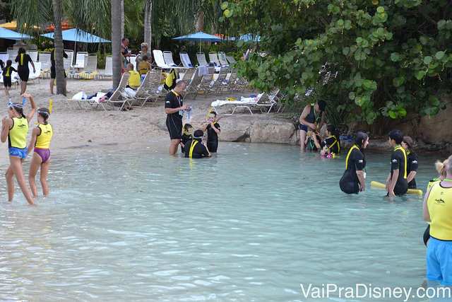 Vistitantes mergulham na entrada do Wind Away River no Discovery Cove