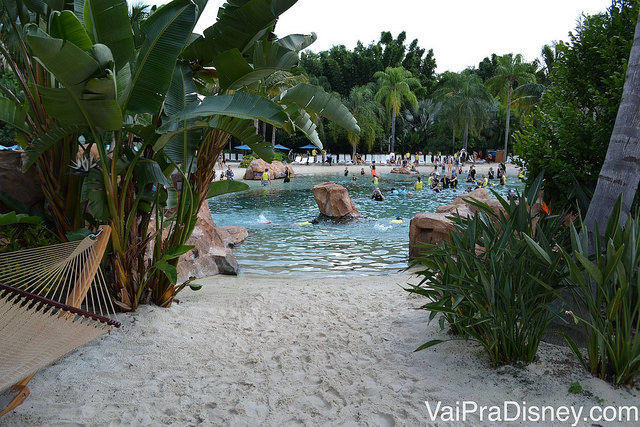 Areia branca e águas claras. Essa é a paisagem no Discovery Cove