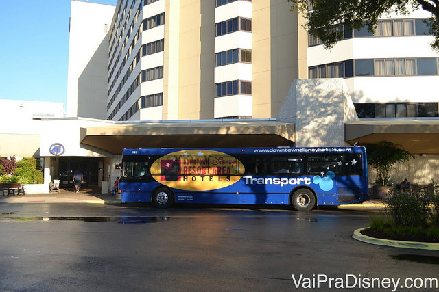 Foto do ônibus do transporte gratuito para os parques da Disney feito pelo hotel 