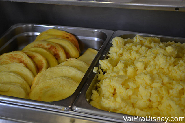 Panquecas e ovos mexidos. Café da manhã tradicional americano.