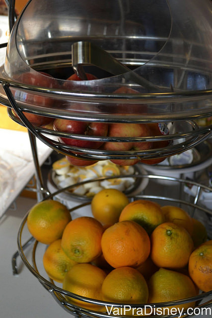 Frutas no café da manhã. Dica: pegar uma ou duas para levar para o parque e economizar durante o dia.