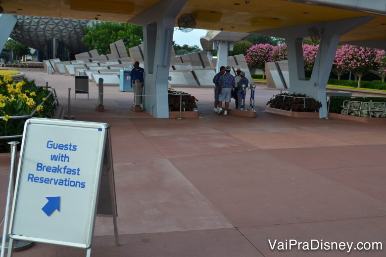 Foto da placa no Epcot indicando a entrada antecipada para visitantes que tenham reservas para o café-da-manhã 