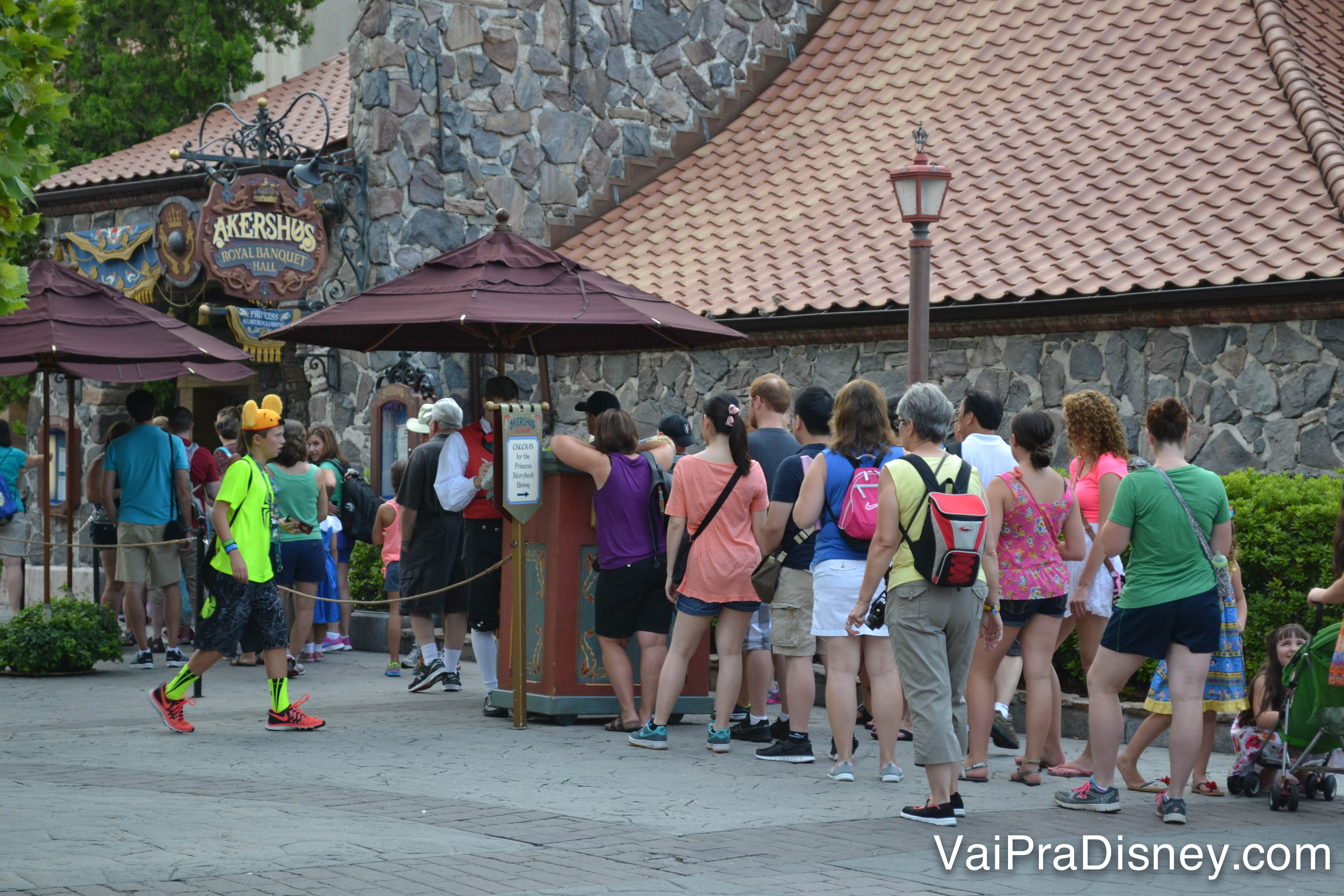 Foto da fila de visitantes esperando para entrar no restaurante, na parte da Noruega no Epcot 