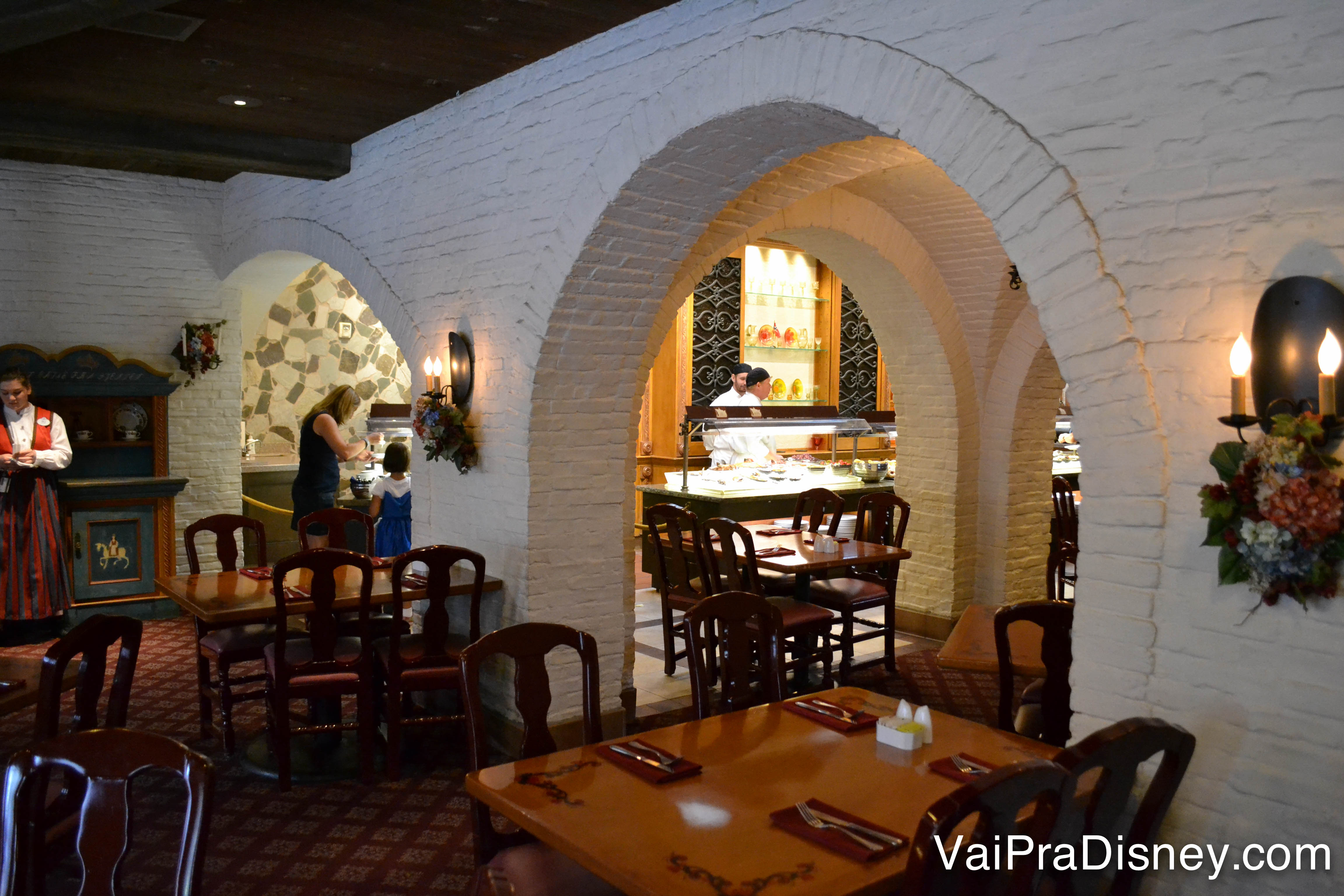 O interior do restaurante, que imita um castelo medieval 