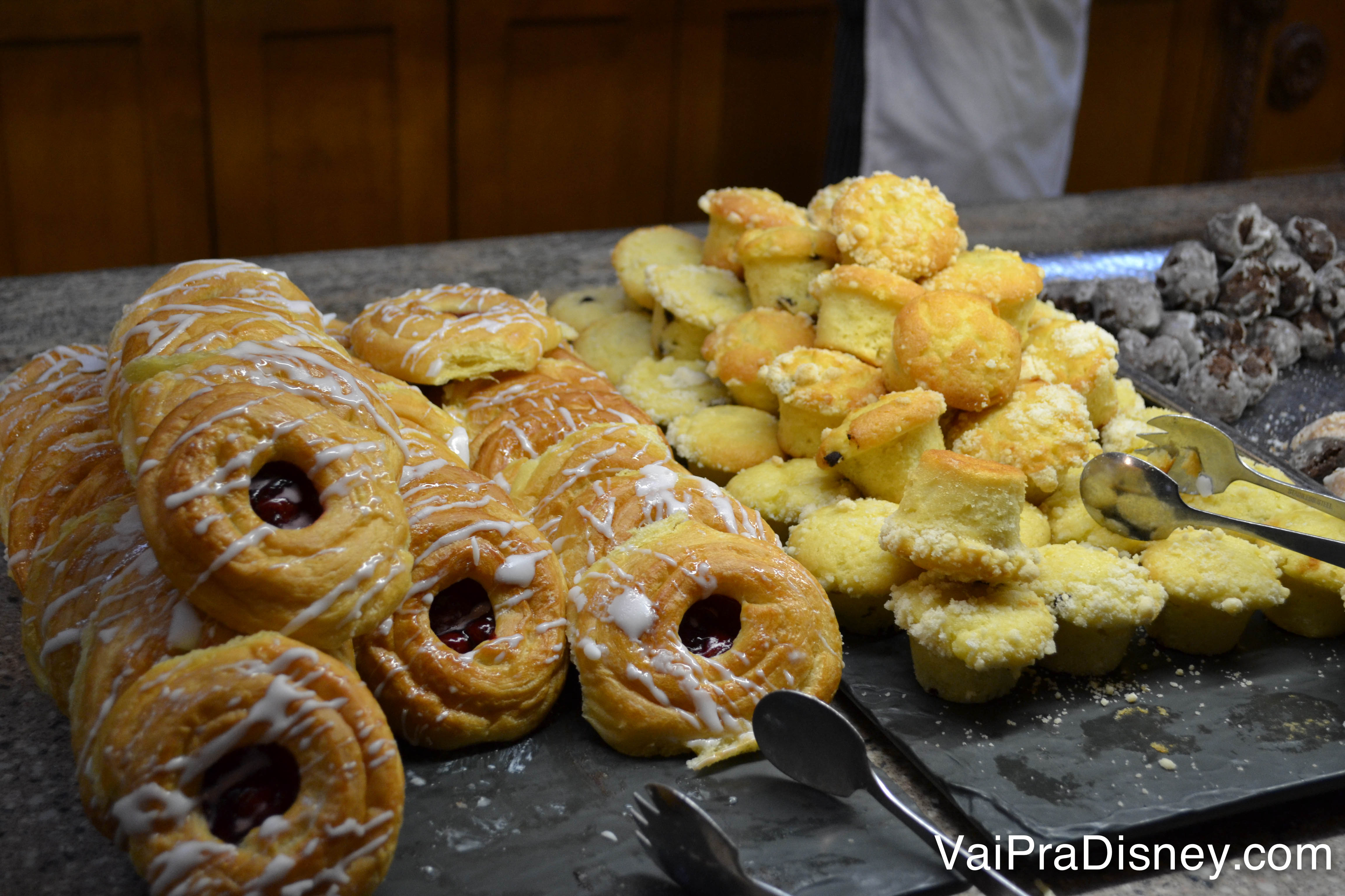 Foto dos pães e bolinhos no buffet do café da manhã no Akershus.