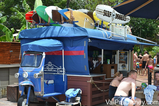 Barraquinha na areia da praia do Typhoon Lagoon