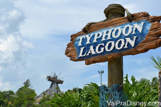Foto da placa do parque aquático Typhoon Lagoon, que tem atividades aquáticas como aula de surf