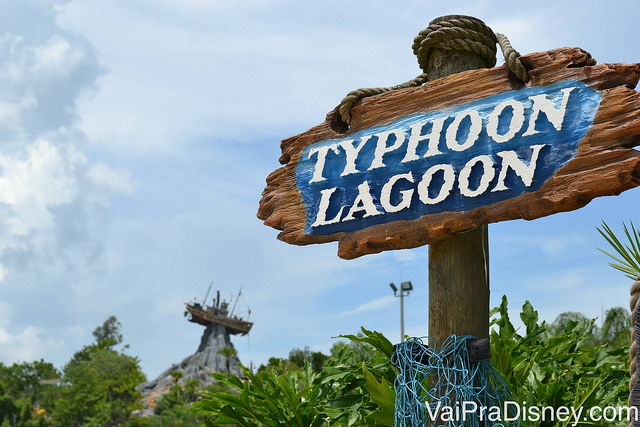 Typhoon Lagoon e o barco que simboliza o parque