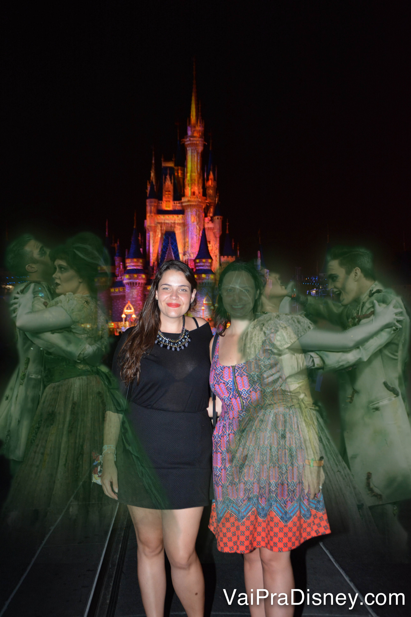 Você pode editar as fotos e colocar efeitos, como esse de Halloween da foto da Re e da Bia. Foto da Bia e da Renata em frente ao castelo da Cinderela com efeitos especiais de Halloween - dois casais de fantasmas dançando na foto. 