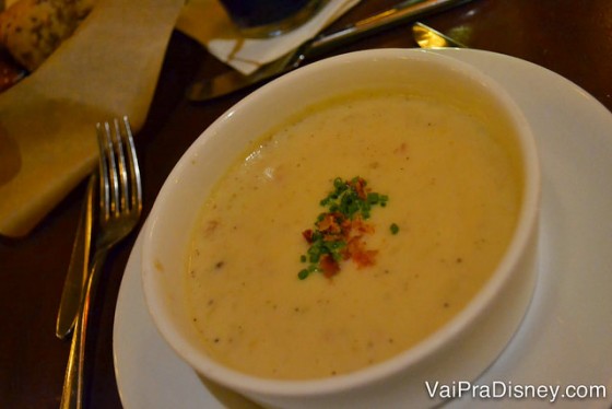 O quiosque do Canadá é sempre um dos meus preferidos pois eles servem alguns pratos do restaurante Le Cellier a preços mais acessíveis. Essa sopa de cheddar com cerveja a gente AMA!