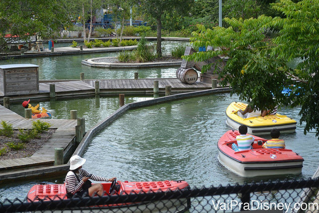 Barquinhos navegando no Boating School do Legoland