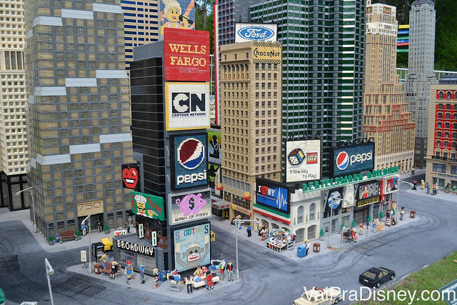 Representação em miniatura da Times Square em Nova York feita de Lego