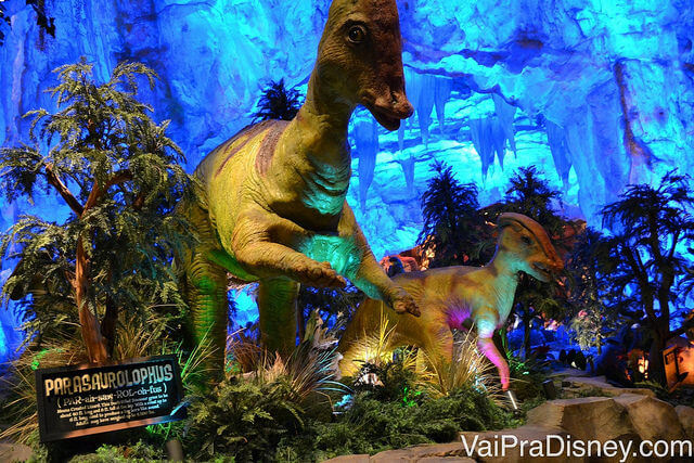 Foto dos dinossauros que fazem parte do T-Rex, restaurante temático muito divertido na Disney! 