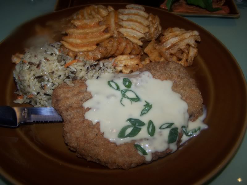 O Cretaceous Chicken Fried Steak, frango frito com batata frita e arroz oriental  