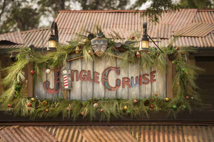 A atração Jungle Cruise vira Jingle Cruise durante a temporada de Natal. Foto da entrada dela, decorada para a ocasião 