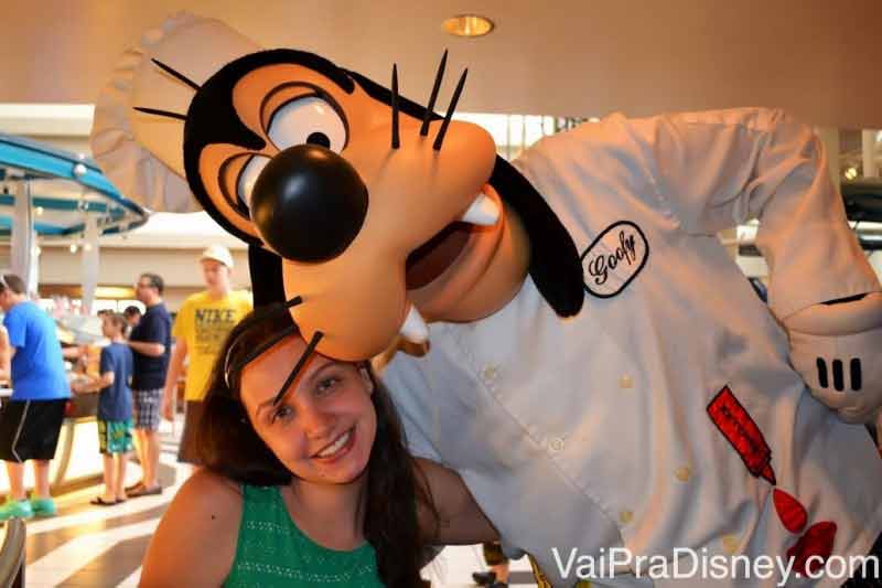 O Chef Mickey's também é um restaurante com personagens com buffet e preço fixo. Como ele é super popular, dependendo do tamanho do grupo você precisará dividir em algumas mesas para conseguir uma reserva por lá. 