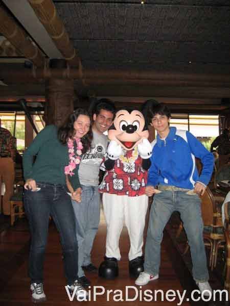 Foto da Renata com os amigos e o Mickey havaiano no Ohana 