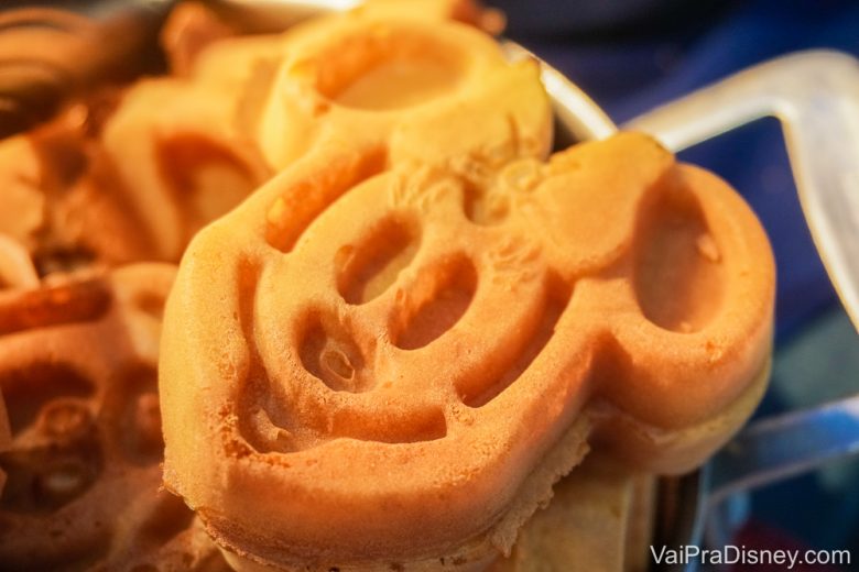 Foto de um waffle em formato de Minnie, que é servido no Chef Mickey's 