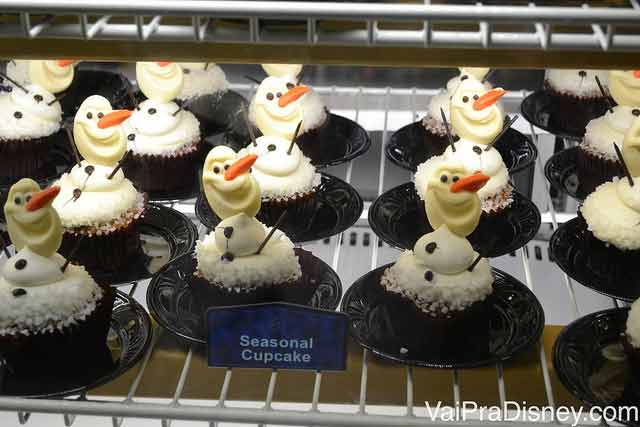 Cupcakes temáticos do filme Frozen vendidos no Wonderland Cafe, no Disney Quest