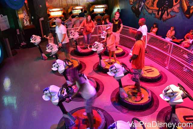 Mighty Ducks Pinball Slam, o pinball gigante do DisneyQuest