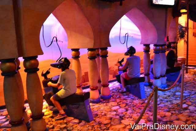 Galera pilotando o tapete voador do Aladdin no Disney Quest