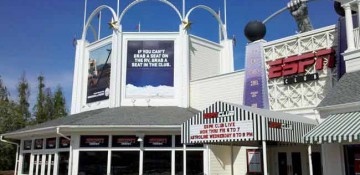 Foto do exterior pintado de branco do ESPN Club no BoardWalk, na Disney de Orlando