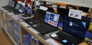 Foto dos laptops à venda no Walmart, uma das opções para a compra de eletrônicos em Orlando