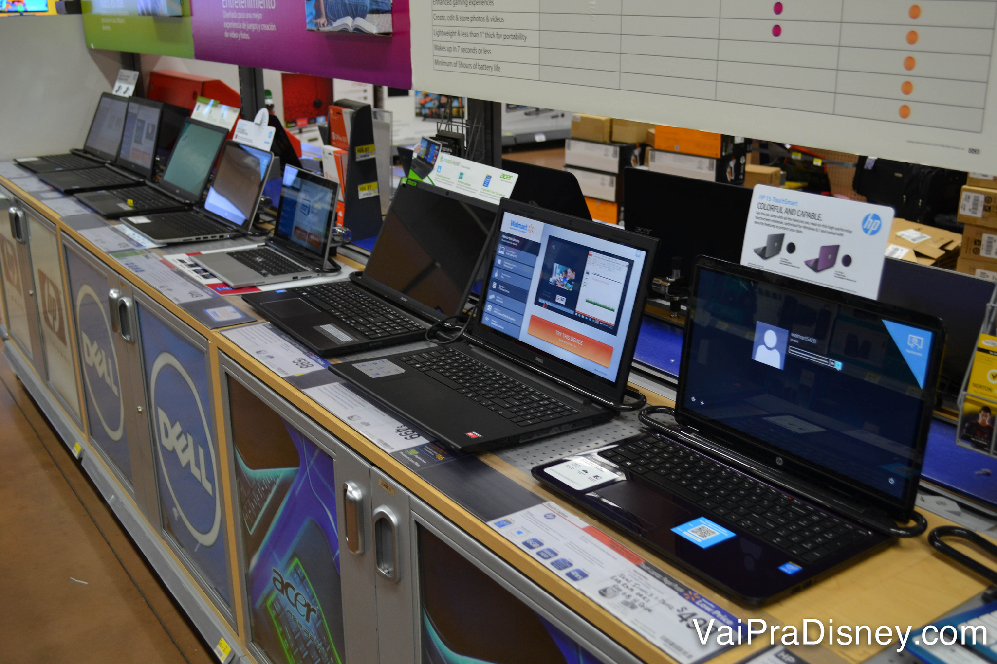 Foto dos laptops à venda no Walmart, uma das opções para a compra de eletrônicos em Orlando 