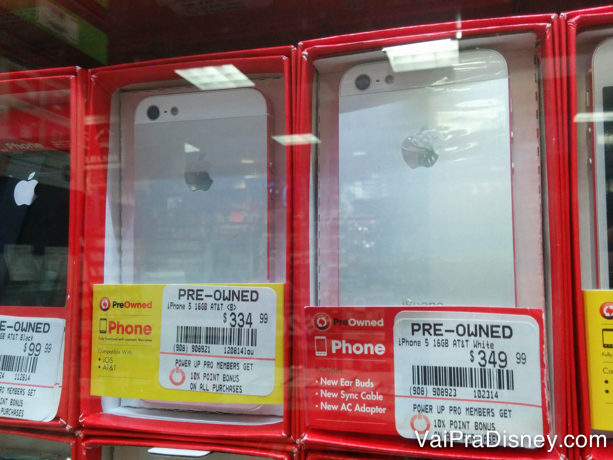 Foto da GameStop com iPhones usados à venda, uma outra alternativa para comprar eletrônicos em Orlando 